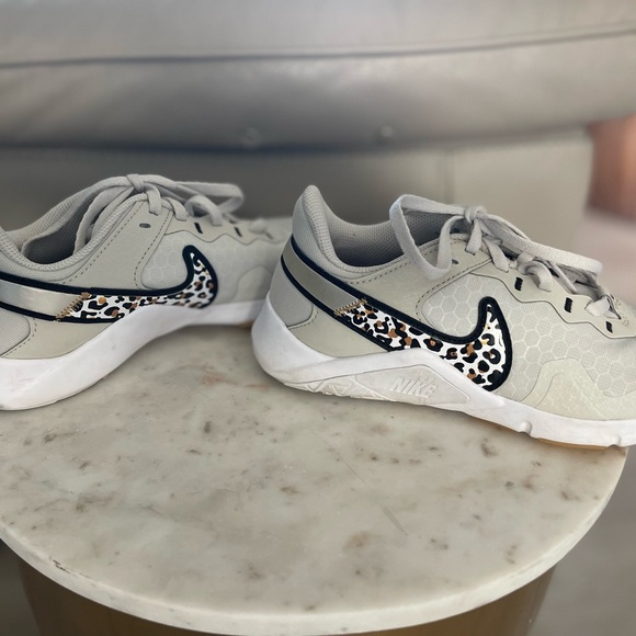 Nike Women's/big girls Sneakers with Leopard Detail, size 5.5 - Picture 2 of 8